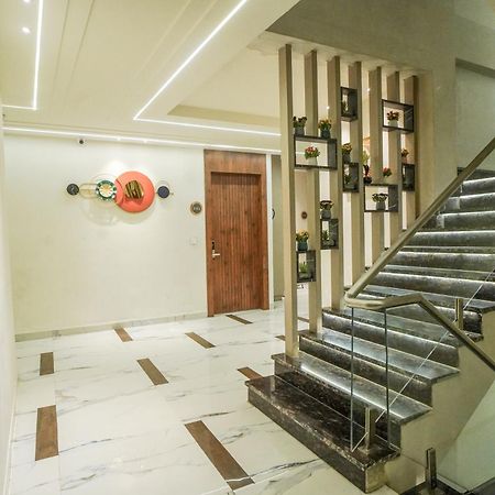Familia Hotel And Banquets Lakhnau Kültér fotó