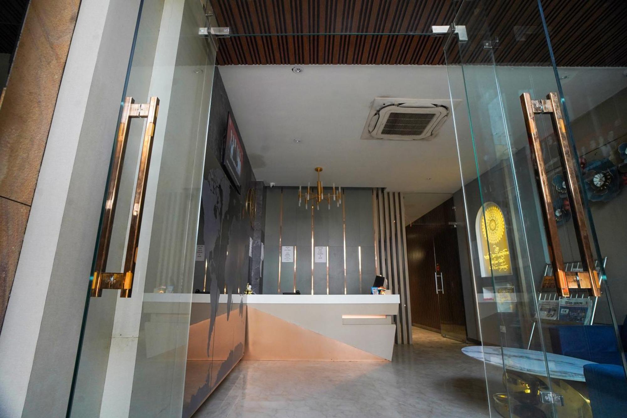 Familia Hotel And Banquets Lakhnau Kültér fotó