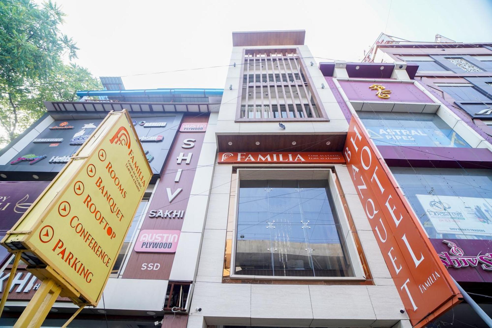 Familia Hotel And Banquets Lakhnau Kültér fotó